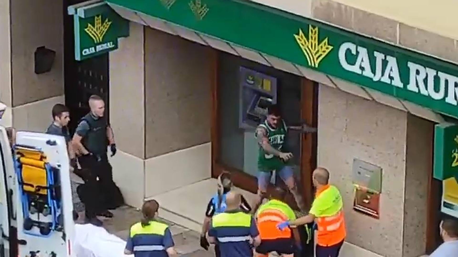 Agrede brutalmente a un guardia civil en Cangas de Onís y lo patea en